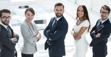 Yan görünüş. Başarılı iş adamları bir arada.