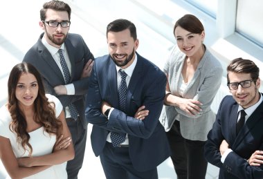 En iyi manzara. Mutlu iş ekibi başarılarını gösteriyor.