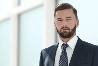 Ofis penceresinin arkasında bir iş adamının portresi.