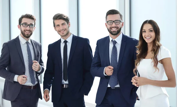 Colegas de negocios de pie en el vestíbulo de la oficina —  Fotos de Stock