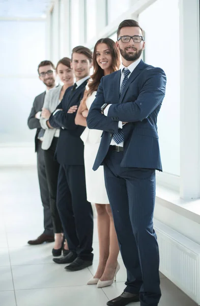 Obchodní tým stojící v kanceláři. — Stock fotografie