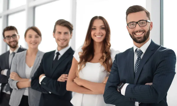 Framgångsrik affärsman och hans business team stående i rad — Stockfoto