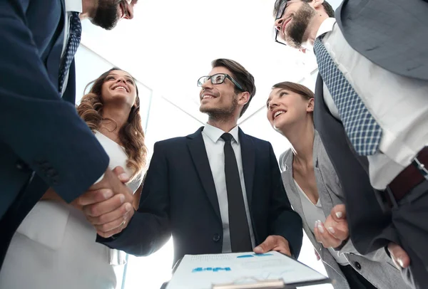 Nauwe financiële partners van de up.handshake in het kantoor. — Stockfoto