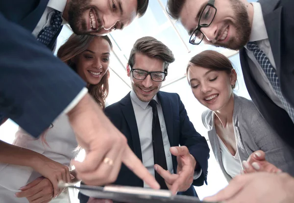 Sonriente equipo de negocios discutiendo los resultados obtenidos —  Fotos de Stock