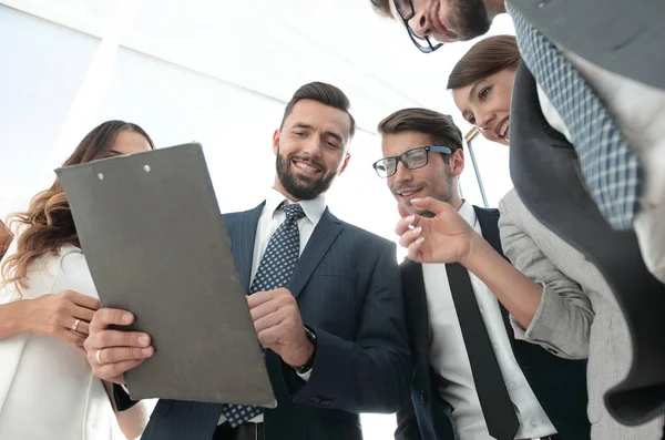 Equipo de negocios discutiendo la estrategia financiera de la empresa —  Fotos de Stock