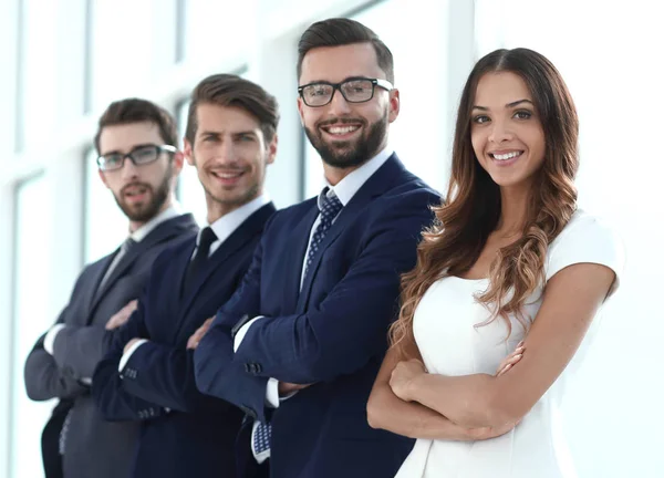 Equipo de negocios exitoso de pie en una oficina brillante — Foto de Stock