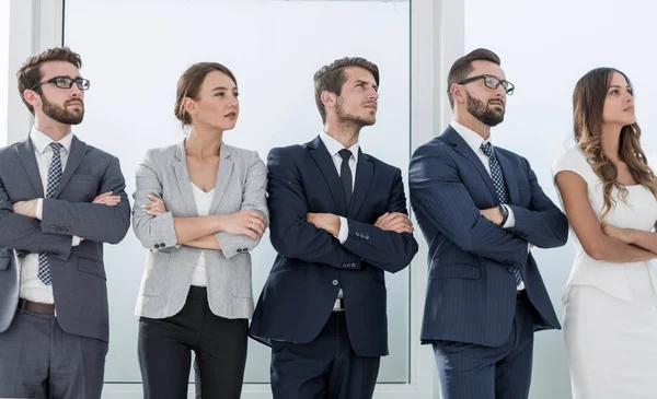 Collègues d'affaires debout dans une rangée dans le bureau — Photo