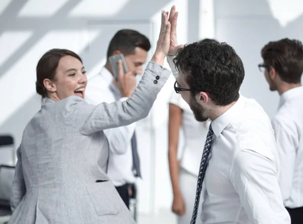 Gruppo di uomini d'affari felici in ufficio — Foto Stock