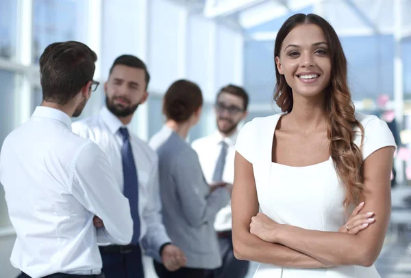 Retrato de una joven mujer de negocios en el fondo de la offi — Foto de Stock