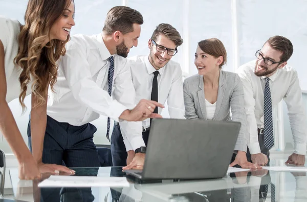 Online bilgi tartışırken iş takım