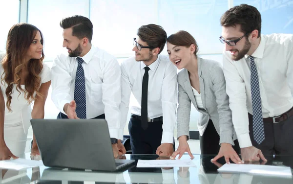 Mitarbeiter schauen genau auf den Laptop-Bildschirm — Stockfoto