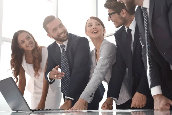 Equipo de negocios de pie cerca de la oficina Escritorio —  Fotos de Stock