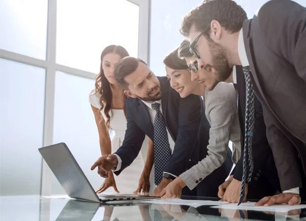 Equipo empresarial discute los resultados del nuevo proyecto. —  Fotos de Stock