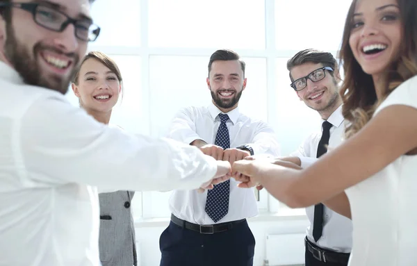 Close up.young equipo de negocios poniendo sus manos juntas —  Fotos de Stock