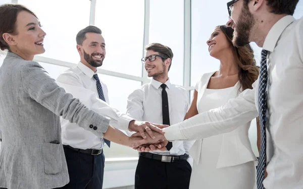 Üzleti csapat összerakva a kezüket — Stock Fotó