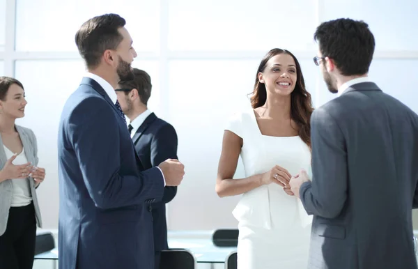 Grupp av anställda som står på kontoret. — Stockfoto