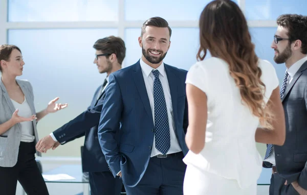 Gerente hablando con los empleados en la oficina —  Fotos de Stock