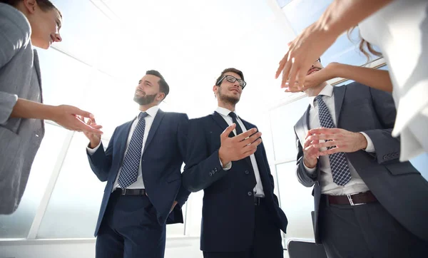 Equipe de negócios discute algo enquanto está no escritório . — Fotografia de Stock