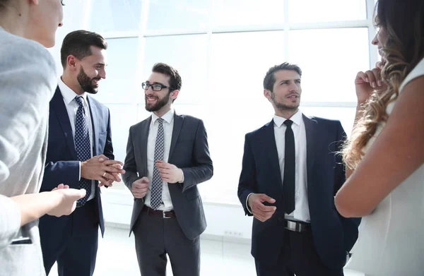 Equipo de negocios discutiendo nuevas ideas. — Foto de Stock