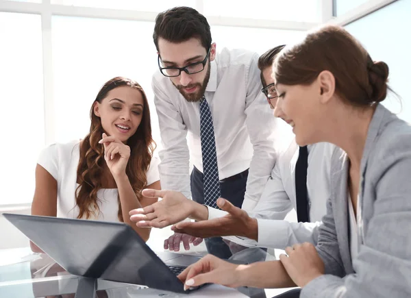 Equipo empresarial exitoso en el lugar de trabajo en la oficina — Foto de Stock