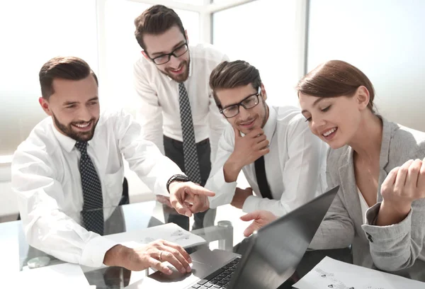 Jefe apuntando a la pantalla del ordenador portátil en la reunión — Foto de Stock