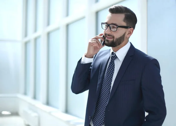 Succesvolle zakenman praten op mobiele telefoon. — Stockfoto