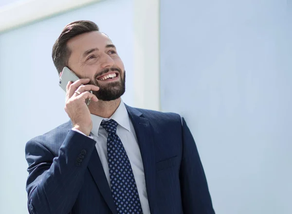 Sonriente Empresario hablando por teléfono móvil . — Foto de Stock