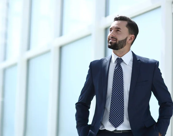 Träumender Geschäftsmann in einem hellen Büro. — Stockfoto