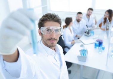 Bulanık arka plan laboratuarında reaksiyonlu tüp.