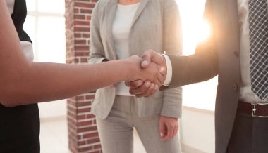 İş adamları geniş pencereli odaya karşı el sıkışıyor