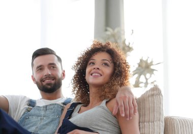 Genç çift kanepede oturan iş elbiseleri