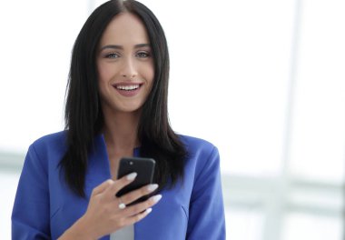 Cep telefonu kullanan bir kadının portresi.