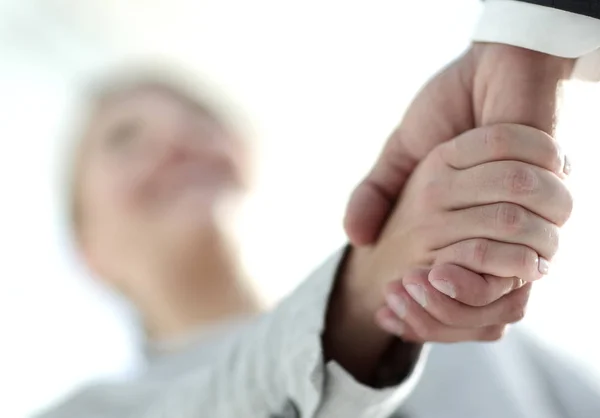 Деловые люди пожимают руки после успешной деловой встречи — стоковое фото