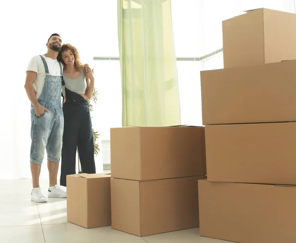 Feliz jovem casal de pé no novo apartamento — Fotografia de Stock