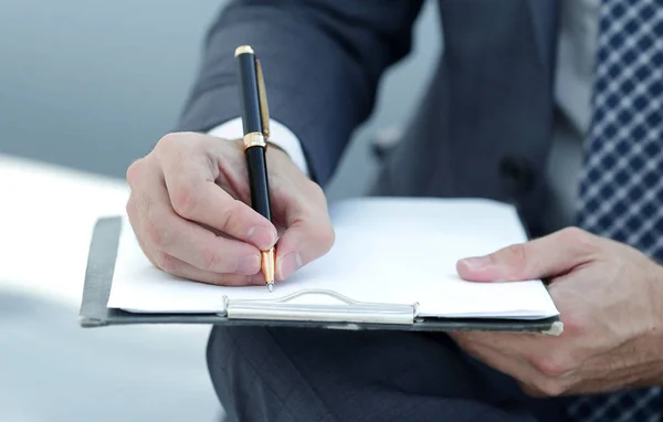 Бізнесмен підписує контракт. Тримає ручку в руці . — стокове фото