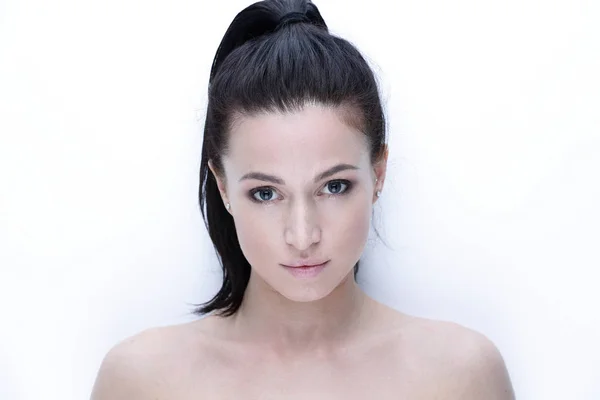 Close-up van een jonge vrouw met dagelijkse make-up. concept van huidverzorging — Stockfoto