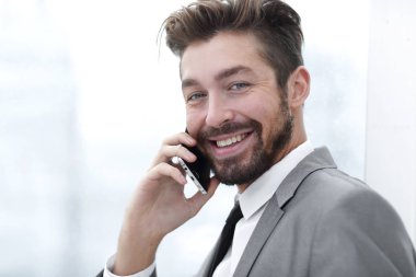 İş adamı cep telefonuyla konuşuyor.