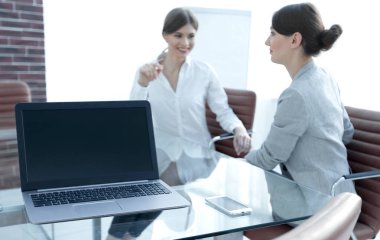 Bir iş adamının bilgisayarında bilgisayar ve akıllı telefon.