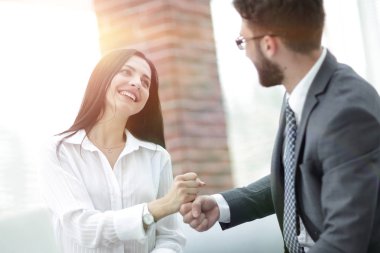 yakın çekim. iş takım üyeleri kendi başarı göster.