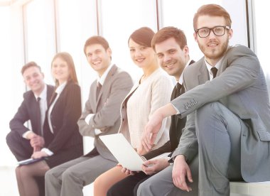 ofis lobisinde oturan iş takım