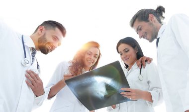 Doktor Röntgen tartışırken grup