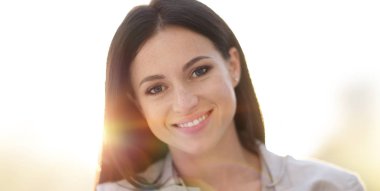 Yakın plan. Mutlu genç bir kadının yüzü.