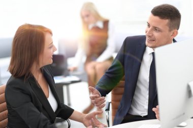 çalışanların ofiste iş sorunları tartışıyor