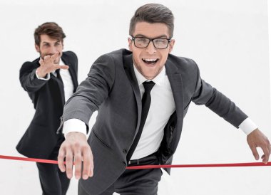 İşadamı ve ortak haçlar bitiş çizgisine