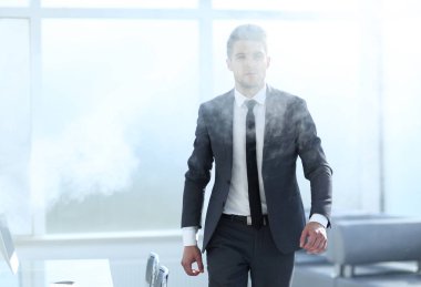 Yangın alarmı sırasında ciddi iş adamı