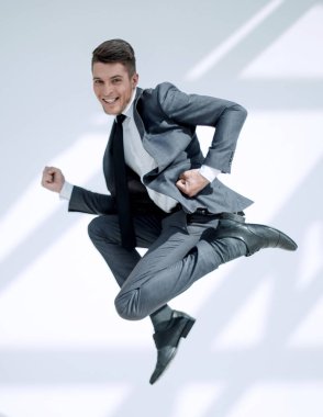 Genç adam, yumruklu atlama izole beyaz bir arka plan üzerinde.