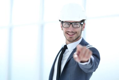 o adam beyaz kask içinde kamera için onun parmak işaret ediyor