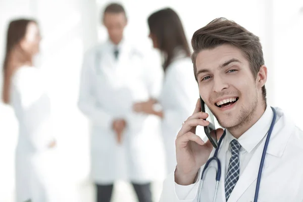 Terapeut Talar Din Smartphone Bakgrunden Sjukhuset — Stockfoto