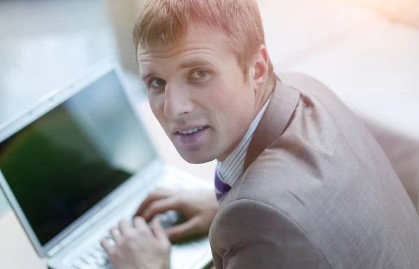 Vista superior del hombre joven en traje de trabajo en el ordenador portátil —  Fotos de Stock