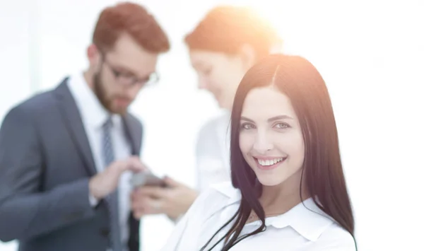 Gros plan d'une belle femme gestionnaire et collègues de travail dans le bureau — Photo